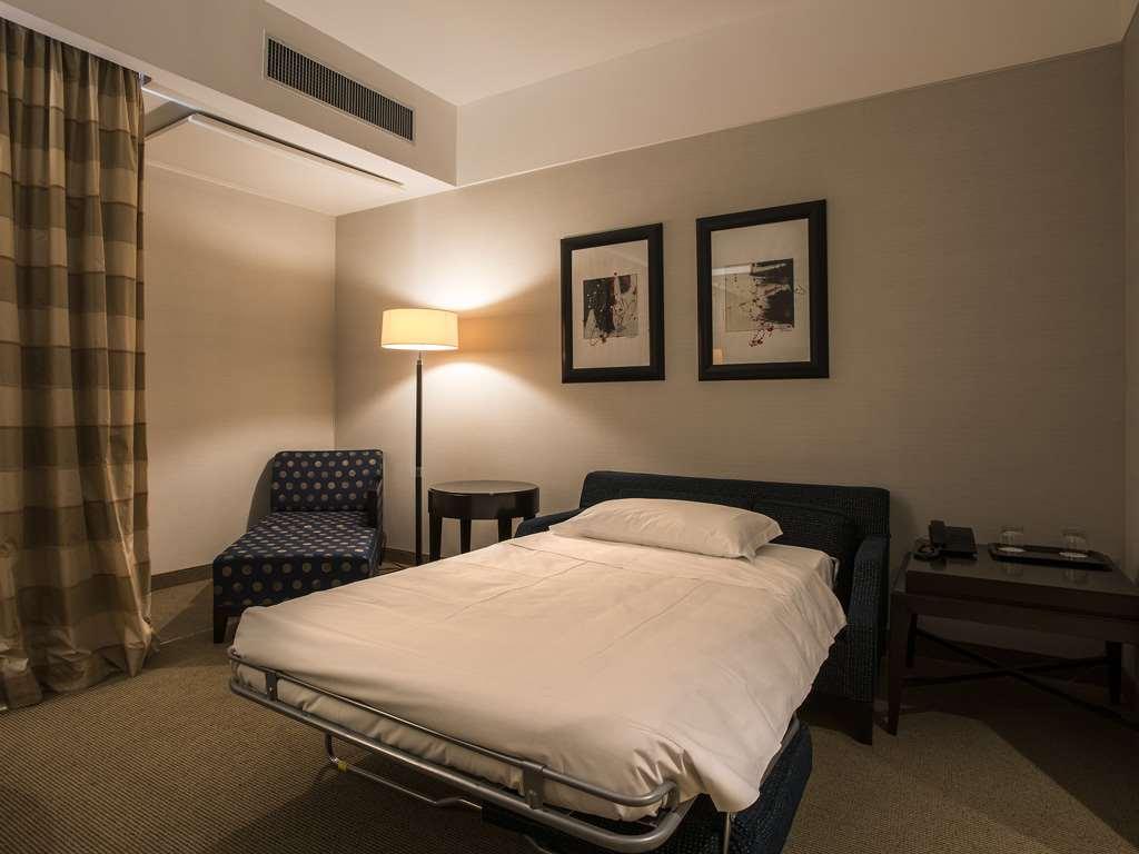Flyon Hotel & Conference Center Bolonia Pokój zdjęcie Room of a private hospital in Paris