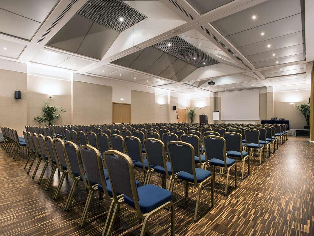 Flyon Hotel & Conference Center Bolonia Udogodnienia zdjęcie The conference hall of the hotel