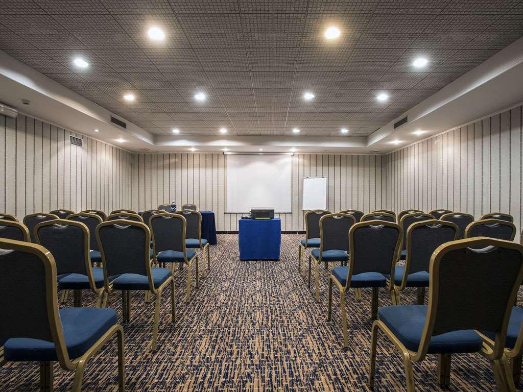Flyon Hotel & Conference Center Bolonia Udogodnienia zdjęcie A meeting room in Belgrade