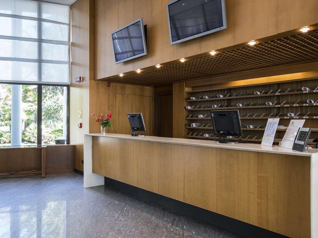 Flyon Hotel & Conference Center Bolonia Zewnętrze zdjęcie Reception desk