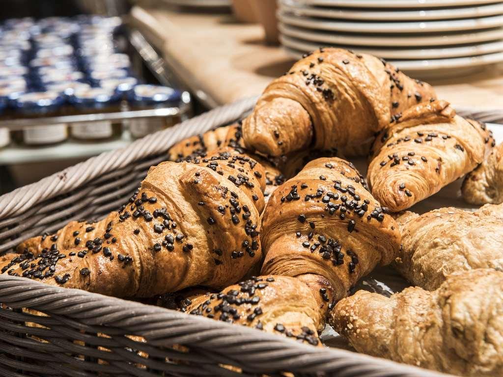 Flyon Hotel & Conference Center Bolonia Restauracja zdjęcie Croissants with chocolate