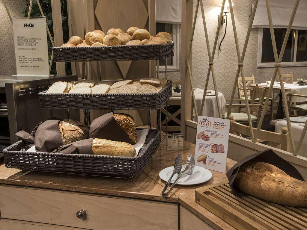 Flyon Hotel & Conference Center Bolonia Restauracja zdjęcie Bread and pastry