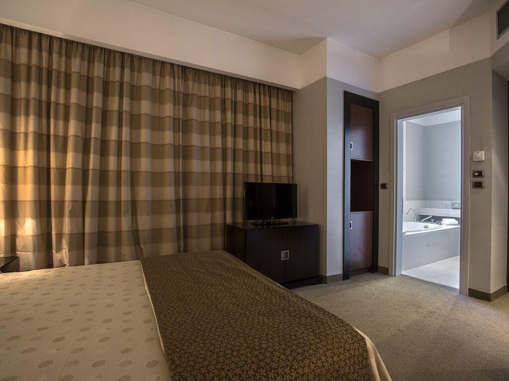 Flyon Hotel & Conference Center Bolonia Zewnętrze zdjęcie Room at the hotel