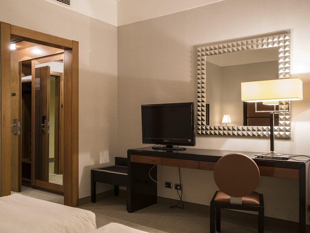 Flyon Hotel & Conference Center Bolonia Zewnętrze zdjęcie Room interior