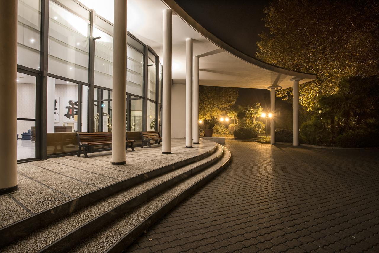 Flyon Hotel & Conference Center Bolonia Zewnętrze zdjęcie The entrance of the park
