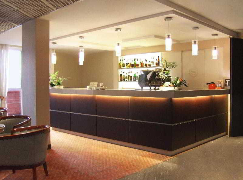 Flyon Hotel & Conference Center Bolonia Zewnętrze zdjęcie A reception desk in a hotel