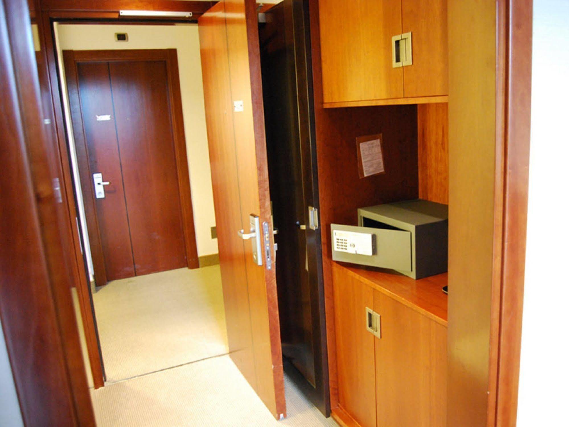Flyon Hotel & Conference Center Bolonia Zewnętrze zdjęcie A safe in a hotel room