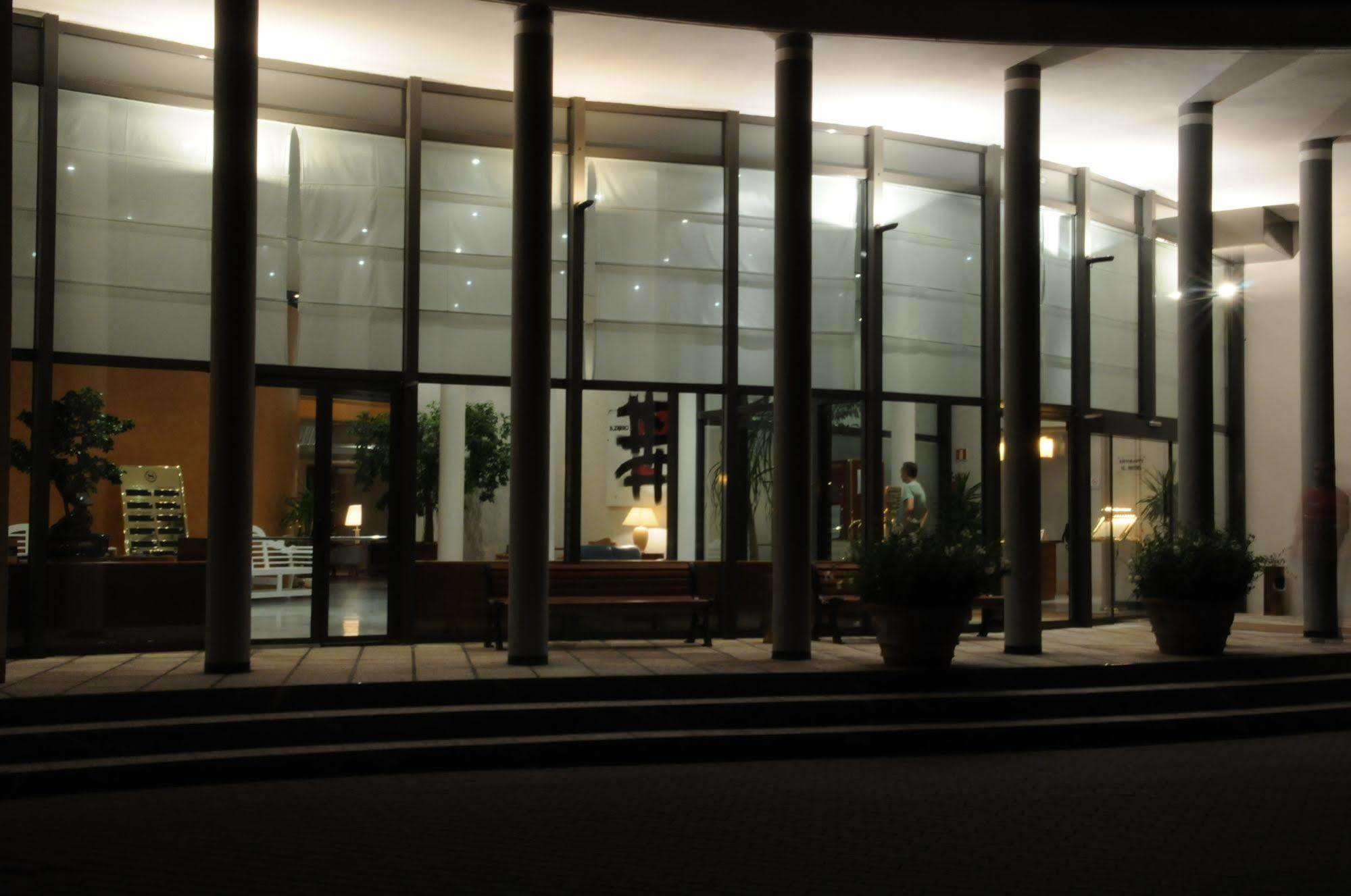 Flyon Hotel & Conference Center Bolonia Zewnętrze zdjęcie The building at night